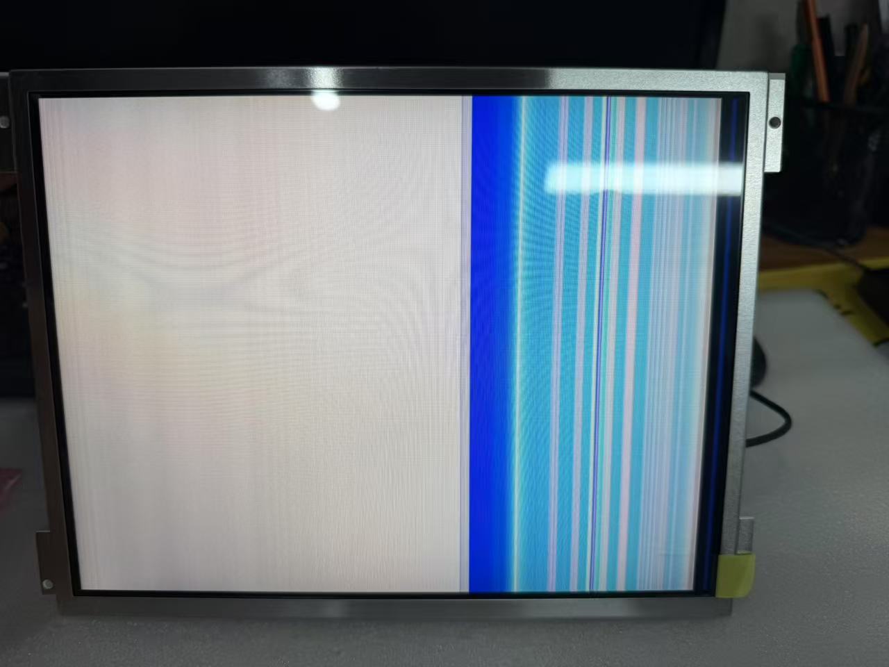 液晶閃屏現(xiàn)象原因和解決方案